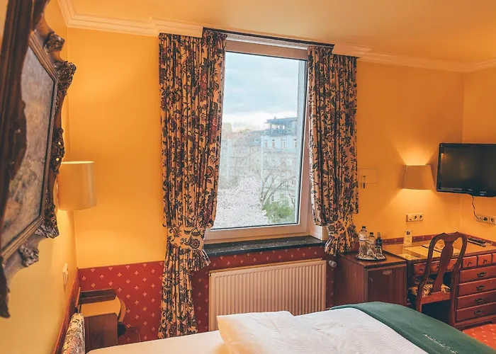 Mittelweg Hotel 3*